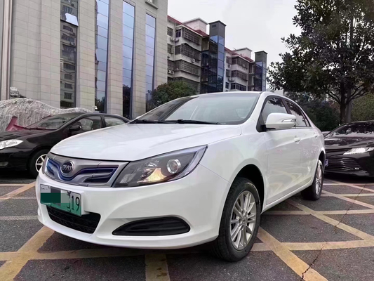 2019 BYD E5 450 400KM EV 자동차 0KM 재판 최고 속도 130KM/h 4 문 5 좌석 매우 재고