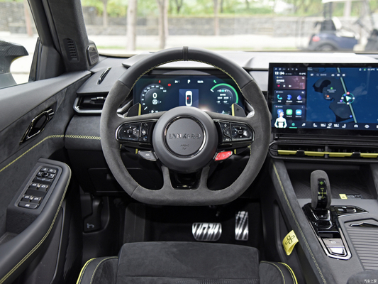2023 Lynk Co 03 2.0TD 자동 세단 5 좌석 5 에어백 TPMS 포함 최고 속도 250KM