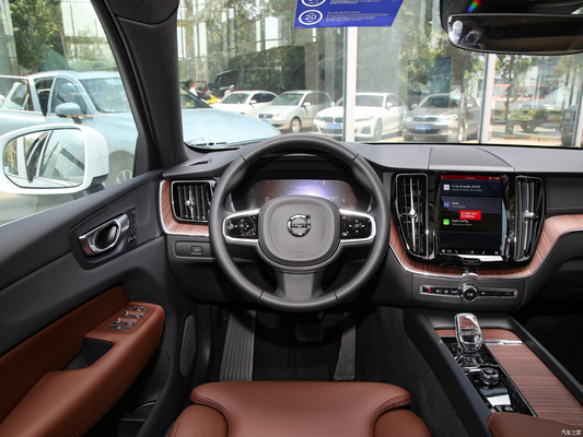 2024 볼보 XC60 B5 48V 라이트 하이브리드 4WD 고급 중형 SUV 5 좌석 6 에어백
