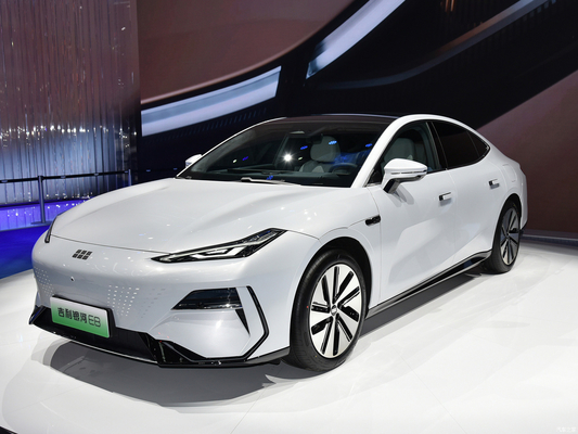 에너지 전기 기일리 갤럭시 E8 자동차 4도어 5자리 200KW 전력 및 넓은 인테리어