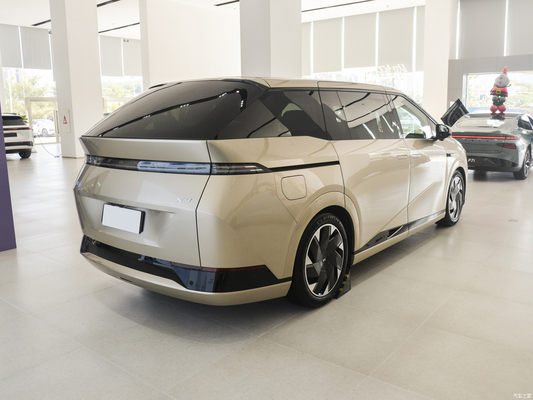 사진으로 Xpeng X9 2024 모델 702 235KW 총 모터 전력과 슈퍼 긴 배터리 수명 PRO